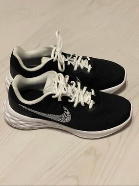 Nike Women’s Winflo 9 Black and White Running Sneakers